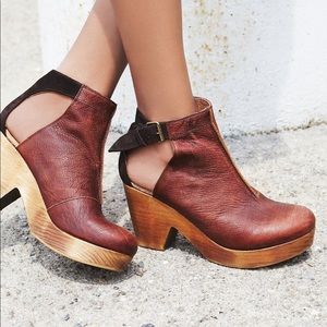 Free People amber orange clogs